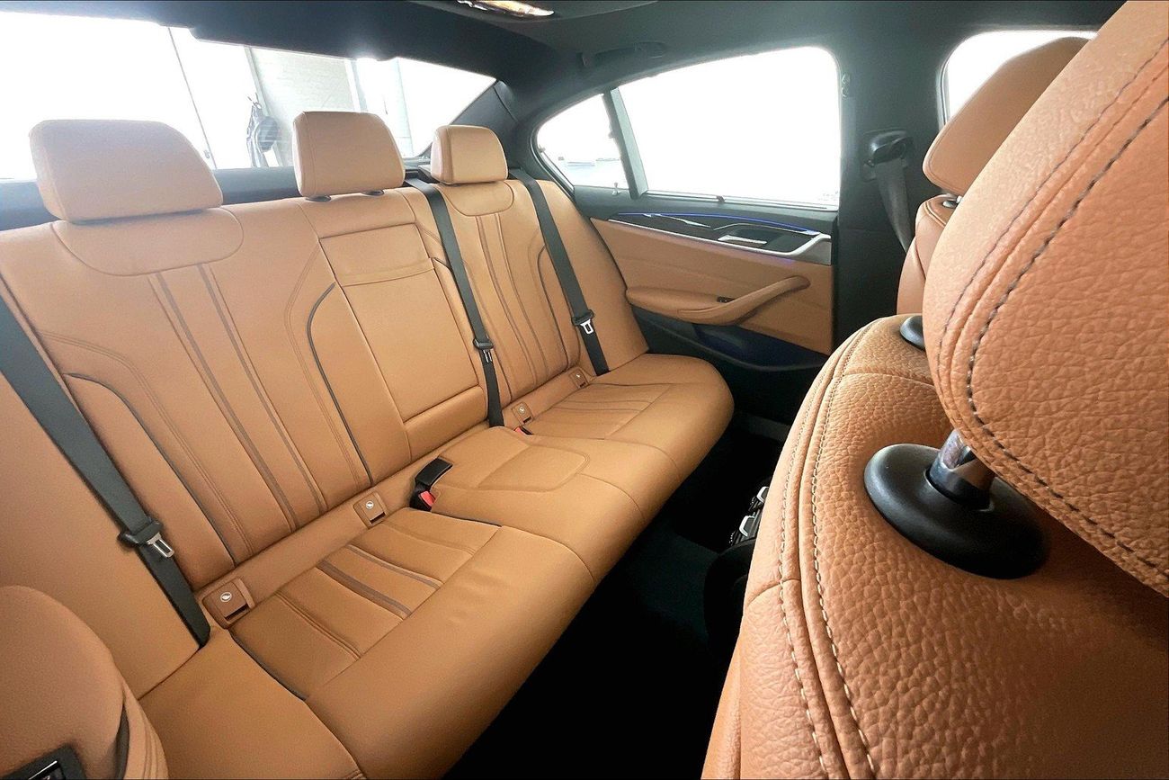 بي أم دبليو 520i M Sport | شامل الضمان | 0 ﺪﻔﻋﺓ ﺃﻮﻟﻯ