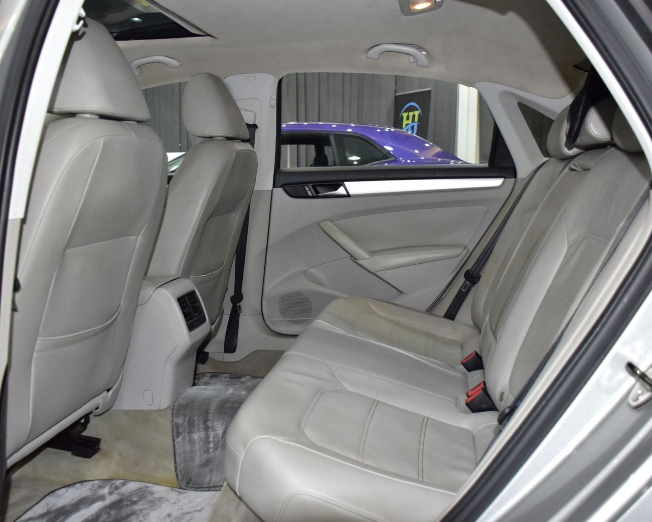 Volkswagen Passat SEL EXCELLENT DEAL for our Volkswagen Passat ( 2013 Model ) in Silver Color Canadian Specs