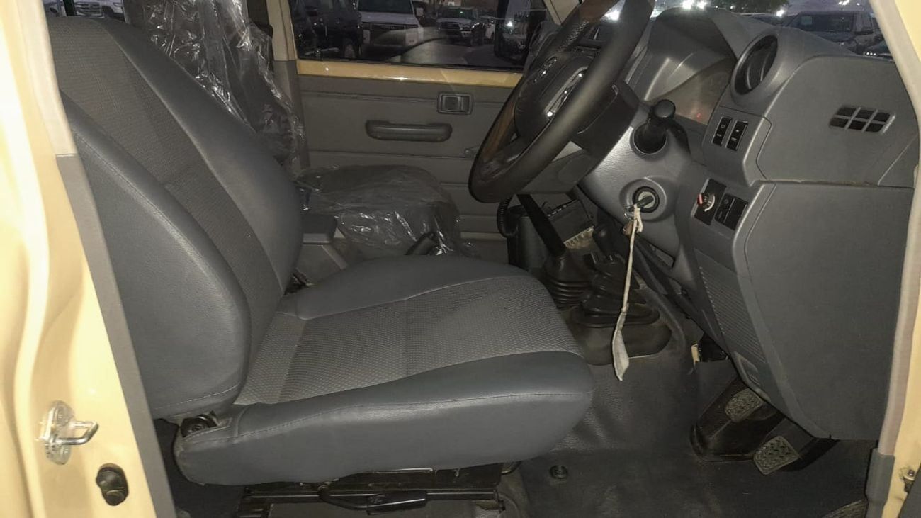 تويوتا لاند كروزر بيك آب V8 MANUAL RHD