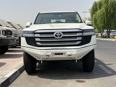 تويوتا لاند كروزر GXR LC300 | محرك بنزين V6 سعة 4.0 لتر | مصد أمامي مخصص للطرق الوعرة ذو خلوص أرضي عالٍ مع لوحة انزلاق مدم