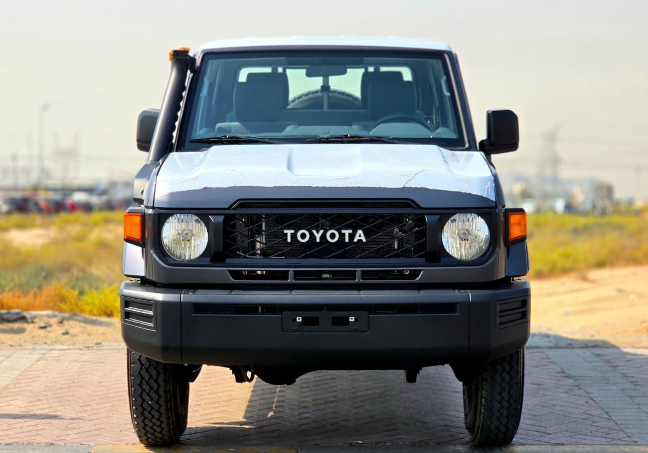 Toyota Land Cruiser LC79 DC PETROL 4.0 AT - DIFF LOCK - STD - 2025 MODEL - GRAY INSIDE GRAY - GCC SPECS