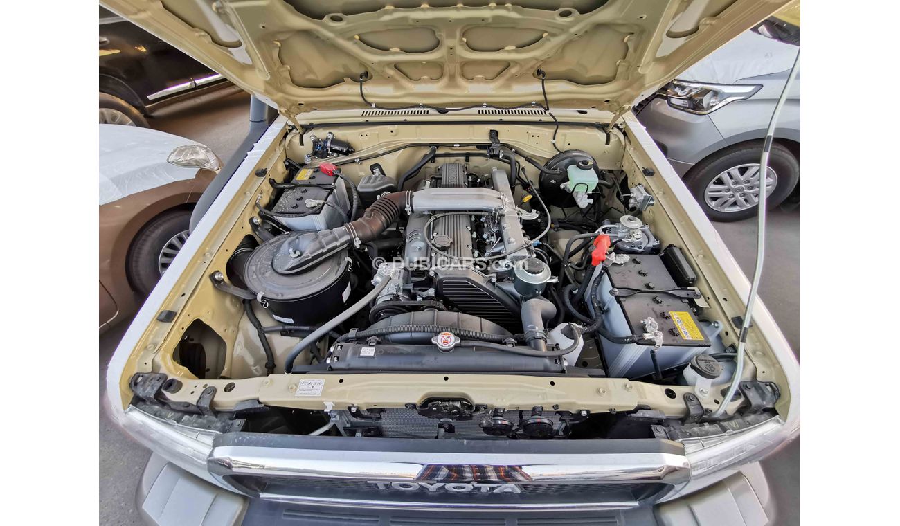 Toyota Land Cruiser Pick Up 4.2L DIESEL, 16" RIMS, MANUAL FRONT A/C, 4WD, SD CARD SLOT (CODE # LCSC04)