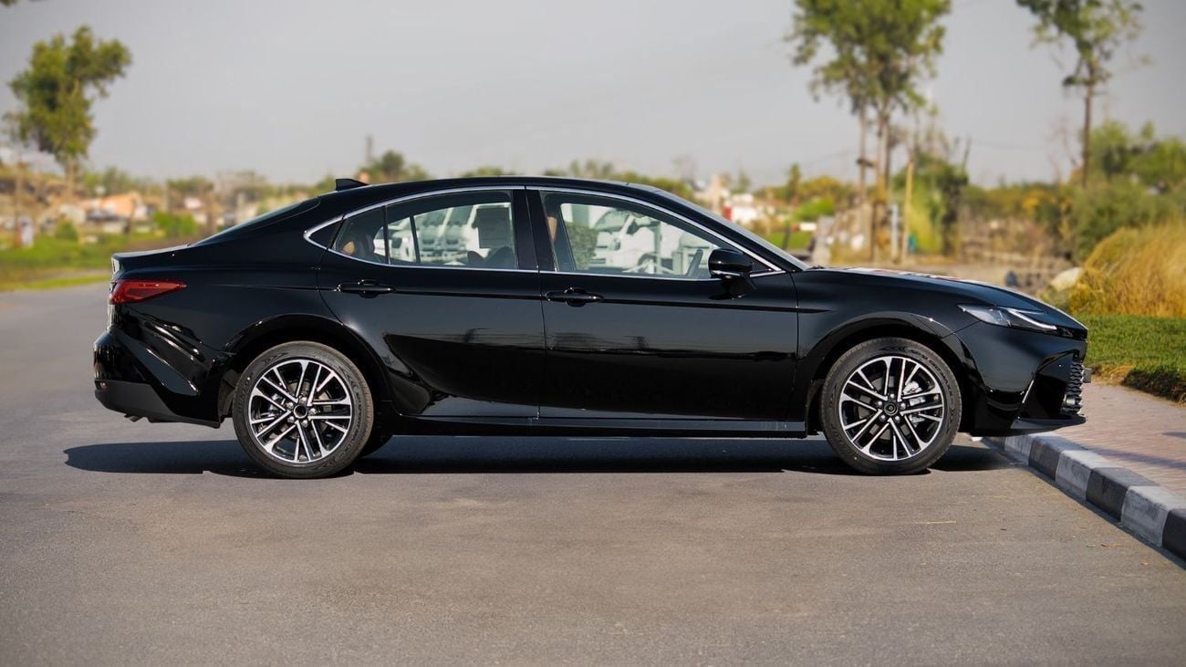 تويوتا كامري GLE 2.5L - Black Inside Yellow Brown