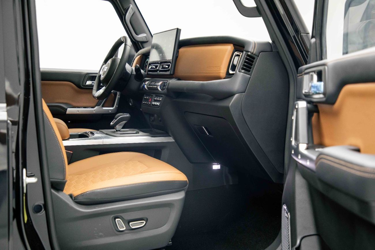 باو 212 T01 Adventurer 2.0L – Black Inside Brown