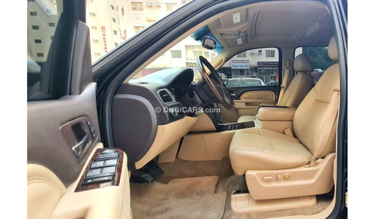 GMC Yukon GMC YUKON DENALI  2012 GCC  .  FULL OPTION.  SERVICE HISTORY  . ACCIDENT FREE  .. ORIGINAL PAINT  .