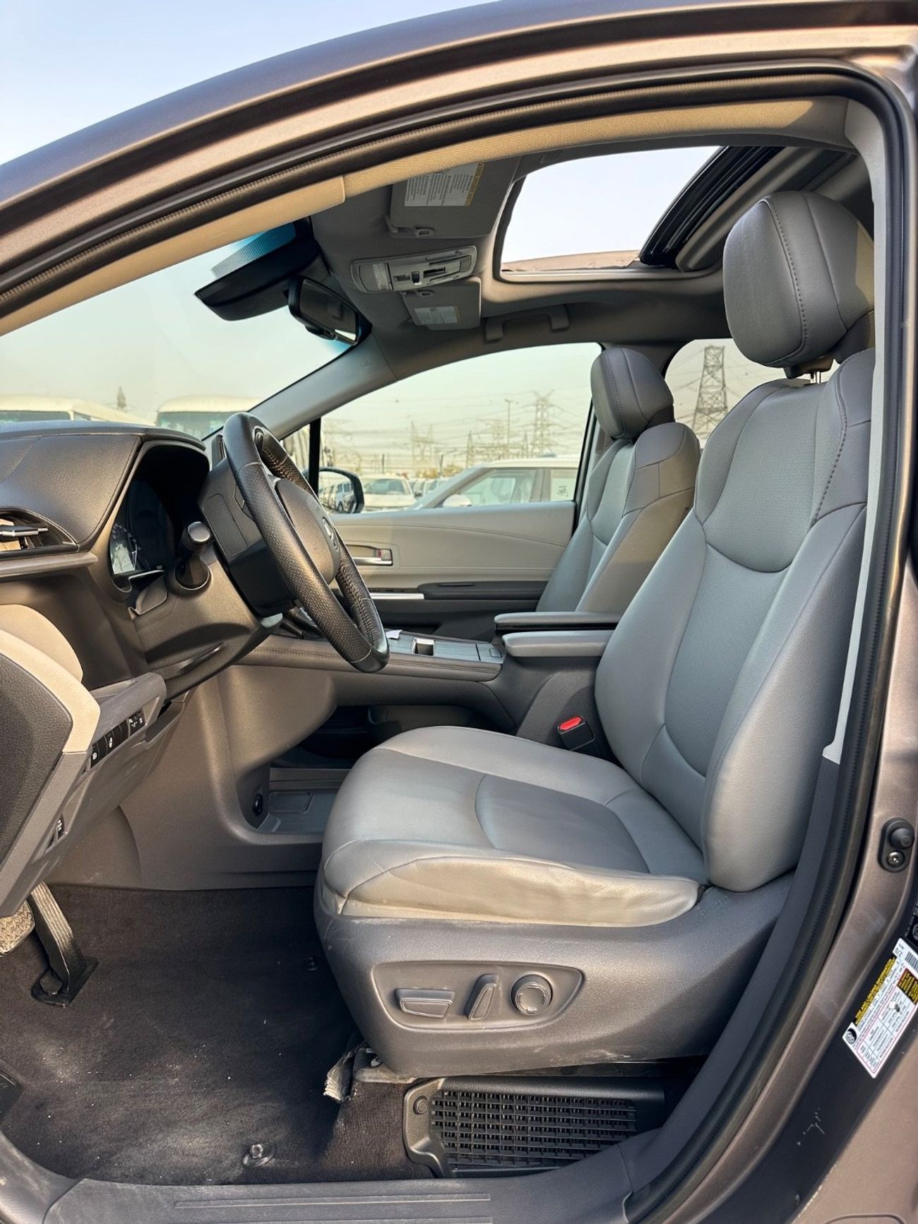 Toyota Sienna XLE Hybrid Sunroof Full Option 2022