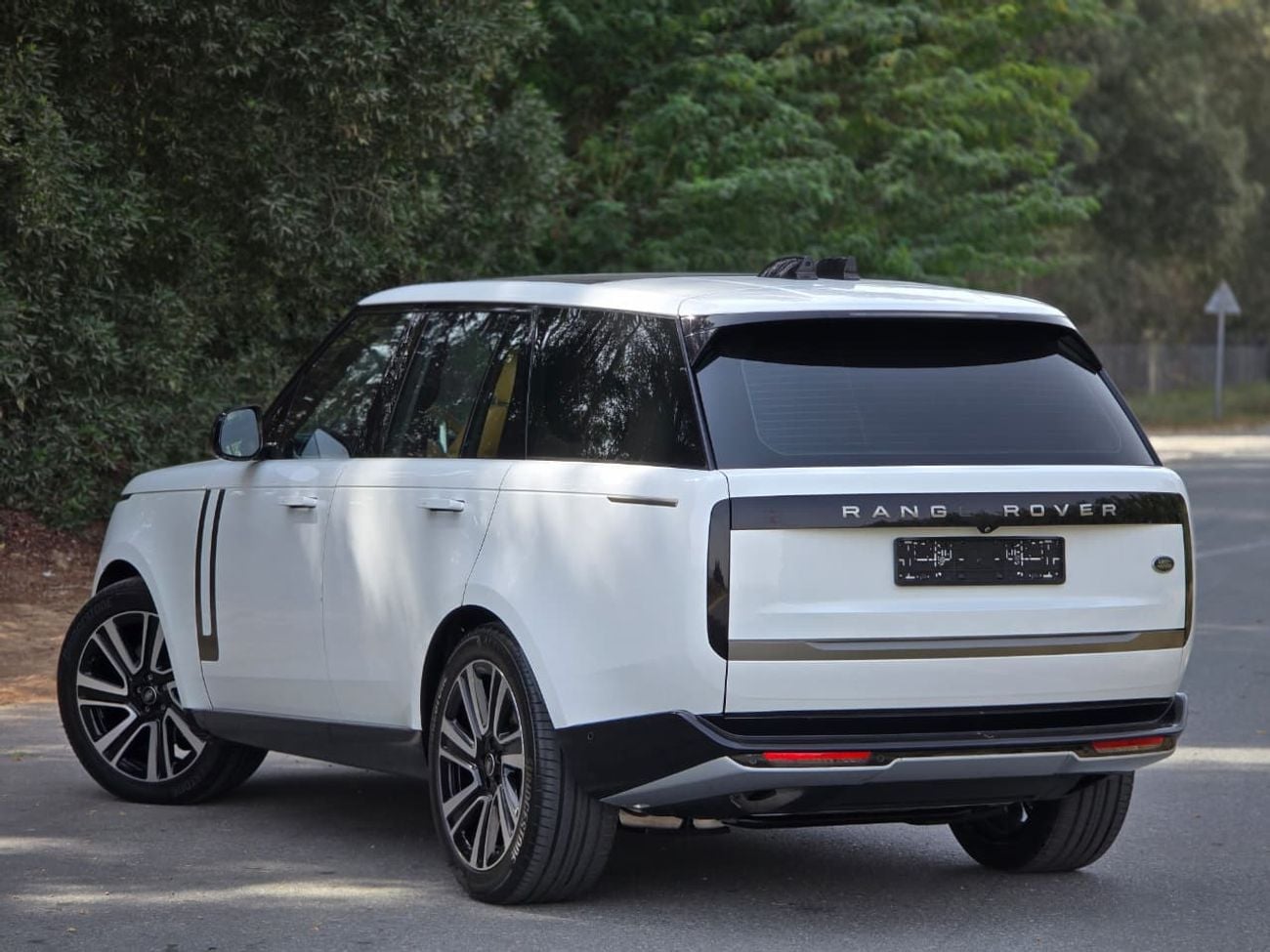 Land Rover Range Rover SE P400 3.0L RANGE ROVER SE 2023 GCC // FULL OPITION // PERFECT CONDITION // LOW MILEAGE