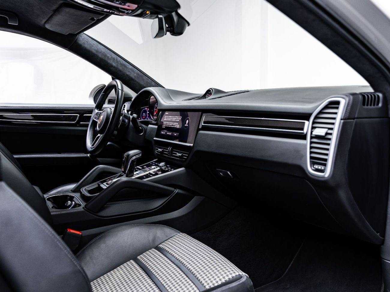 بورش كايان GTS Coupe