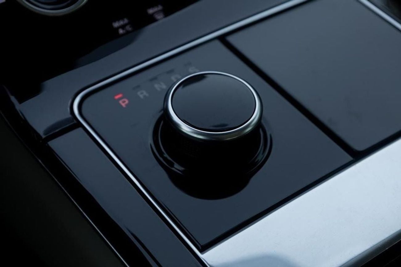 لاند روفر رينج روفر فيلار P250 SE 2.0L Range Rover Velar P250 SE 2018 GCC under Warranty with Flexible Down-Payment.