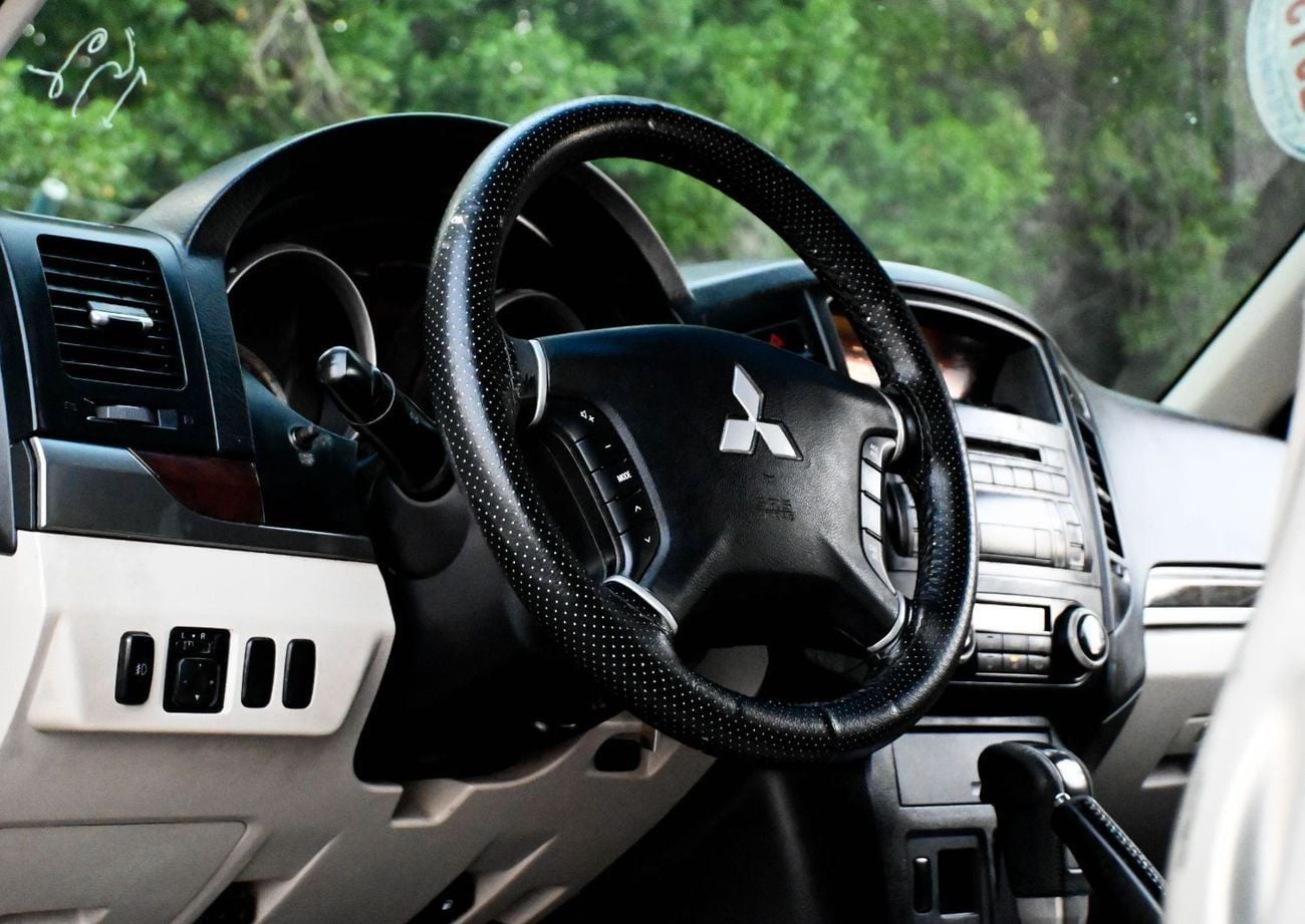 Mitsubishi Pajero GLS HIGHLINE Mitsubishi Pajero Gulf 2012 Specs in excellent condition 3.5L (5 Seater)