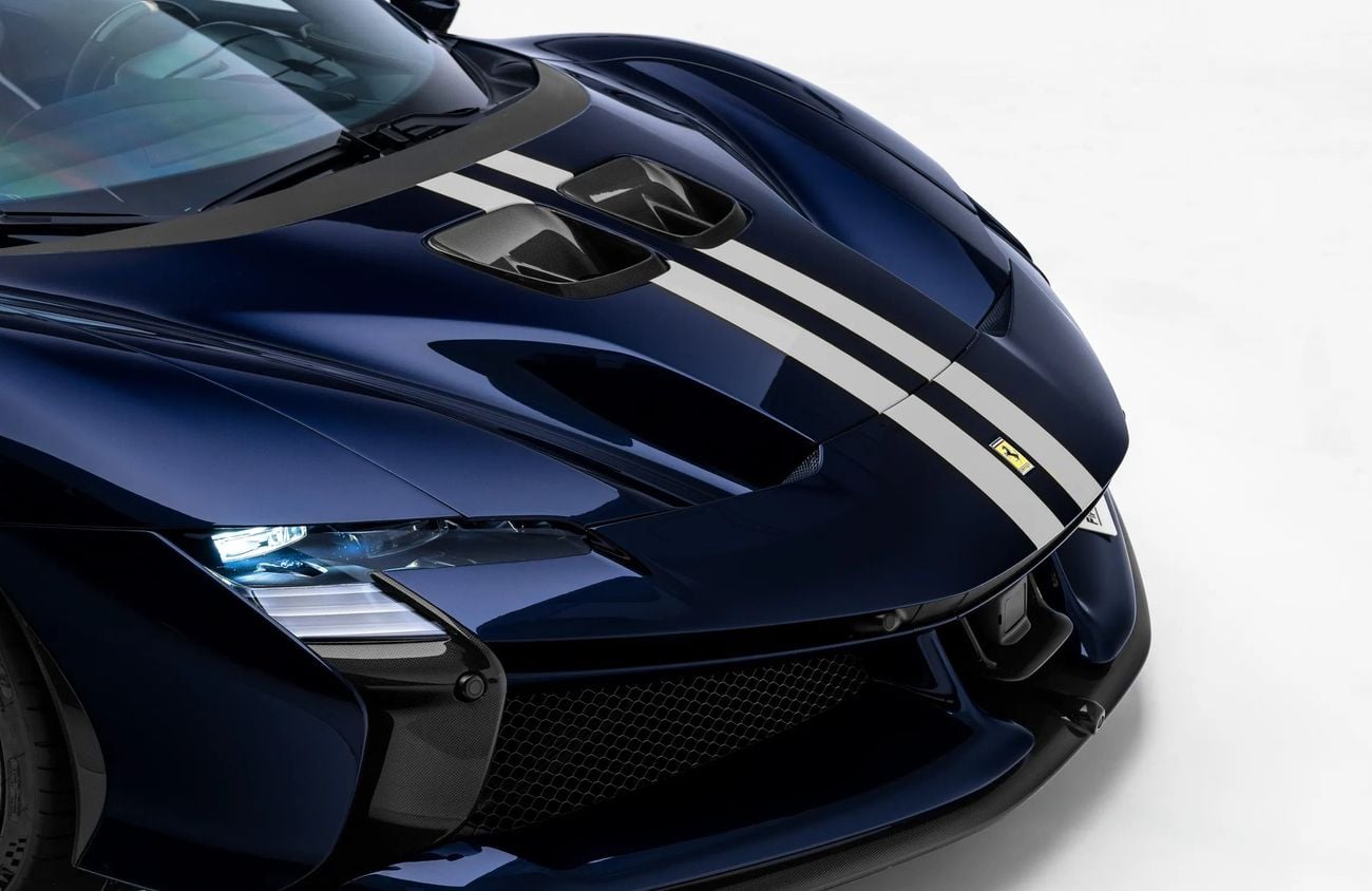 فيراري SF90 سبيدر 4.0L Twin-Turbocharged V8 + 3 Electric Motors