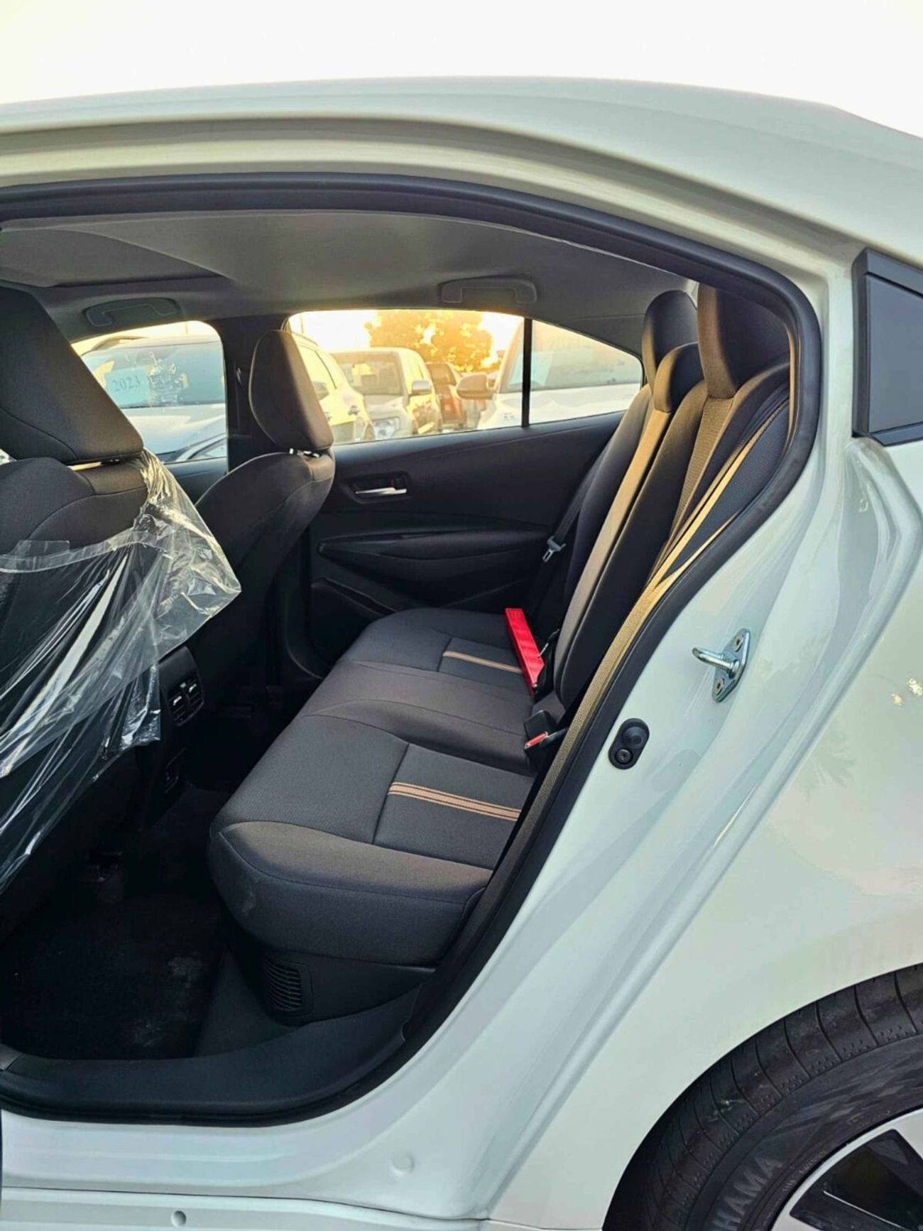 تويوتا ليفين HYBRID LUXURY | 1.8L V4 | SUNROOF DVD + CAMERA | FULL OPTION