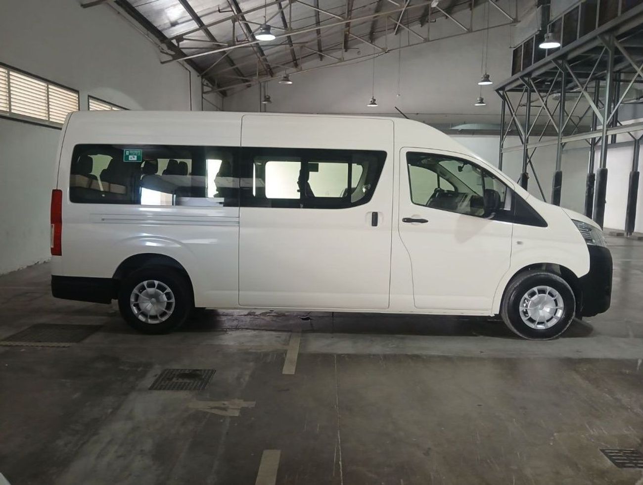 تويوتا هاياس ECT0008 - Toyota High Roof Passenger Van - 3.5L Petrol Auto White