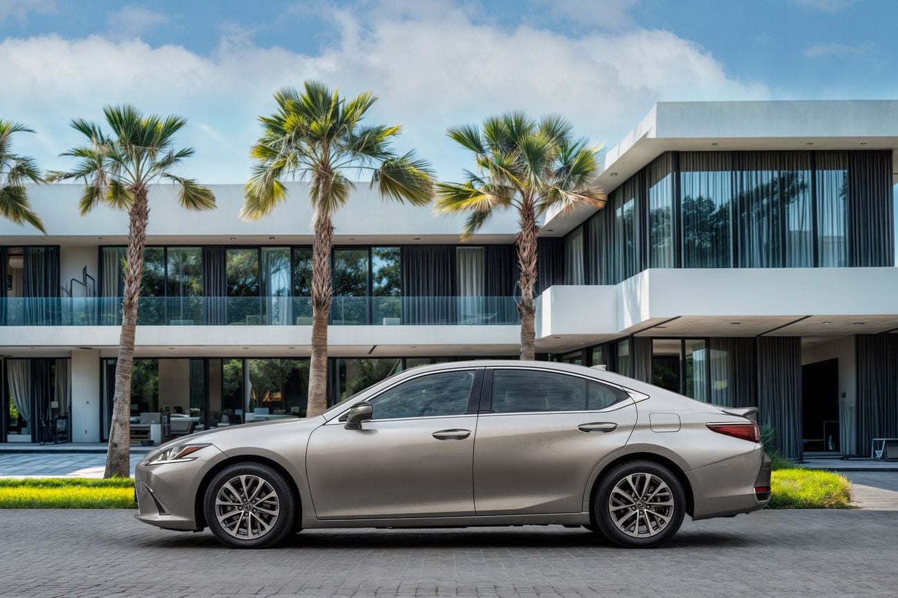 Lexus ES300h ES 300h | 3,232 P.M | 0% Downpayment | Low Milage!