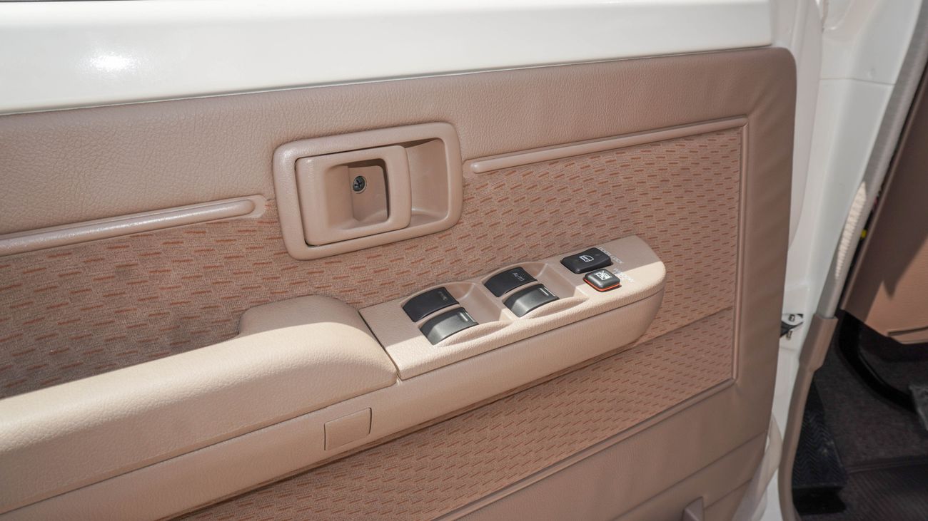 تويوتا لاند كروزر 70 LX 4.0 L V6