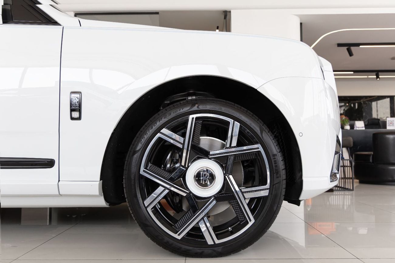 رولز رويس كولينان ROLLS-ROYCE CULLINAN | BLACK BADGE | FULL OPTIONS | BESPOKE SOUND SYSTEM | GCC SPECS | DEALER WARRAN