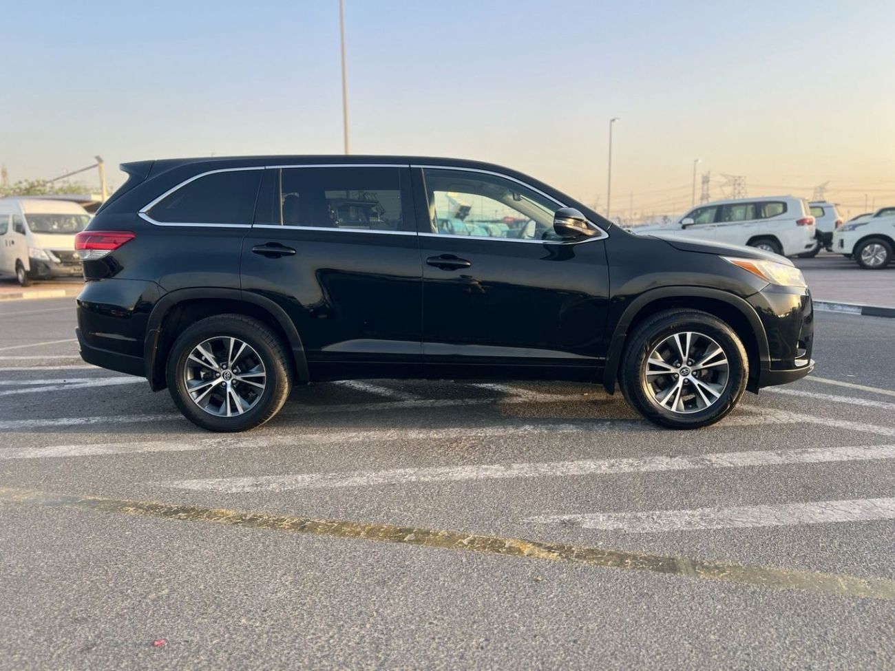 Toyota Highlander 2018 TOYOTA HIGHLANDER V6 3.5L - 4 WHEEL DRIVE (4X4 - LEATHER SEATS WITH 7 SEATER -