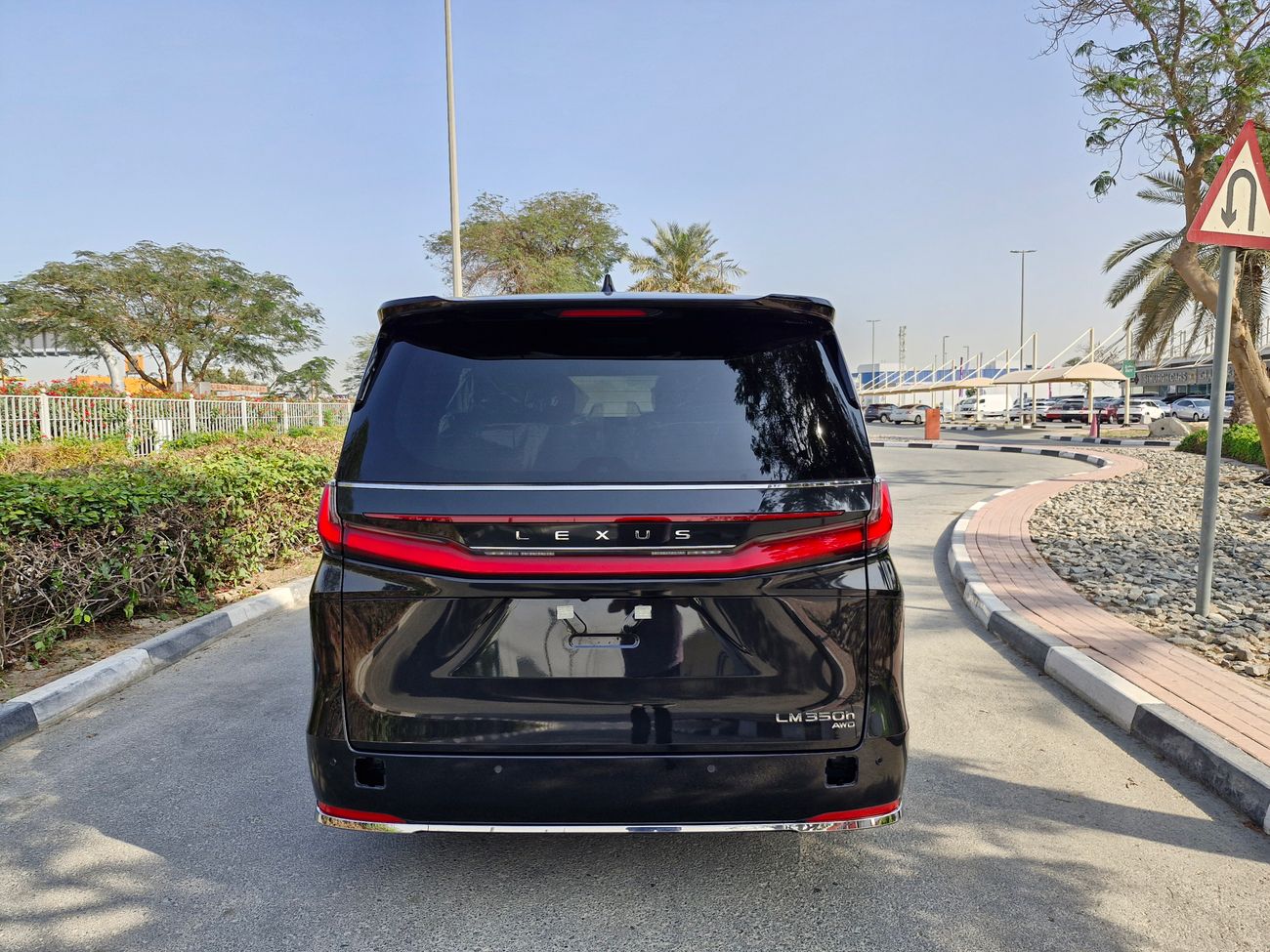 لكزس LM 350h AWD ULTRA LUXURY BRAND NEW 0KM