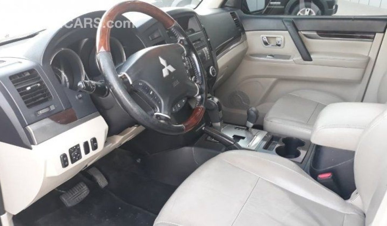 Mitsubishi Pajero 2011 Gulf Specs Full options 3.5 ltr Sunroof Leather interiors