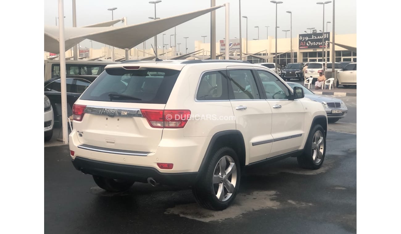 جيب جراند شيروكي موديل 2012 خليجي فل مواصفات كراسي جلد ومثبت سرعه وتحكم كهربي كامل ونظام صوت ممتاز وكاميرا خلفيه ومدخ