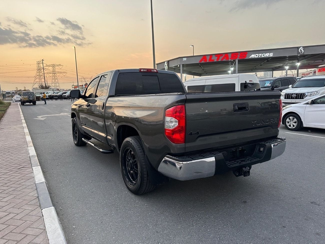 Toyota Tundra STD (NON GCC) Std 5.7L
