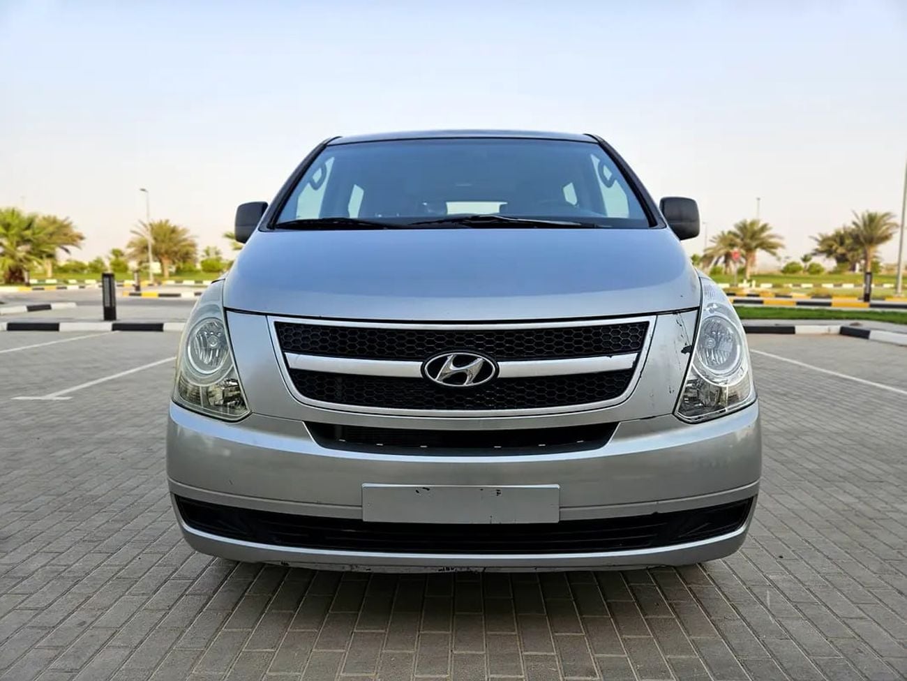 هيونداي جراند ستاريكس DIESEL Full Automatic 12 Leather Seats Complete Condition With Low KM