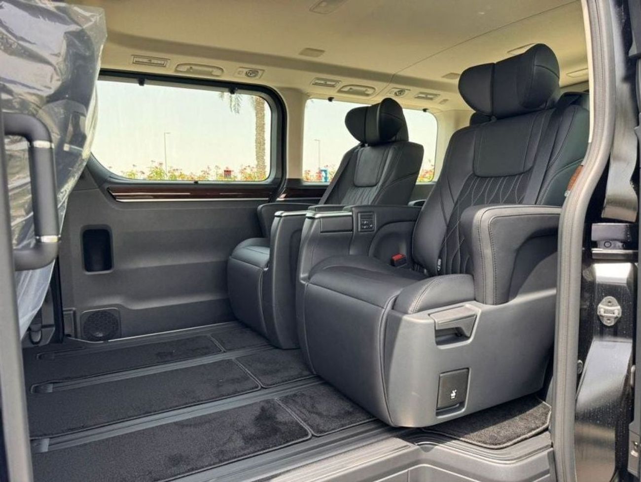 تويوتا جرافينا TOYOTA GRANVIA 3.5L PREMIUM 2026 MODEL