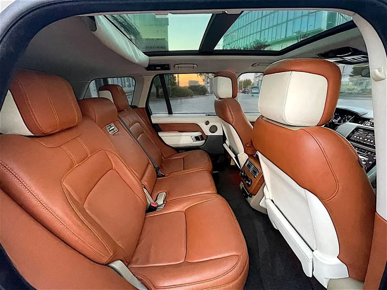 لاند روفر رينج روفر 2,064 P.M Pristine HSE V6 | GCC Specs | Low Mileage
