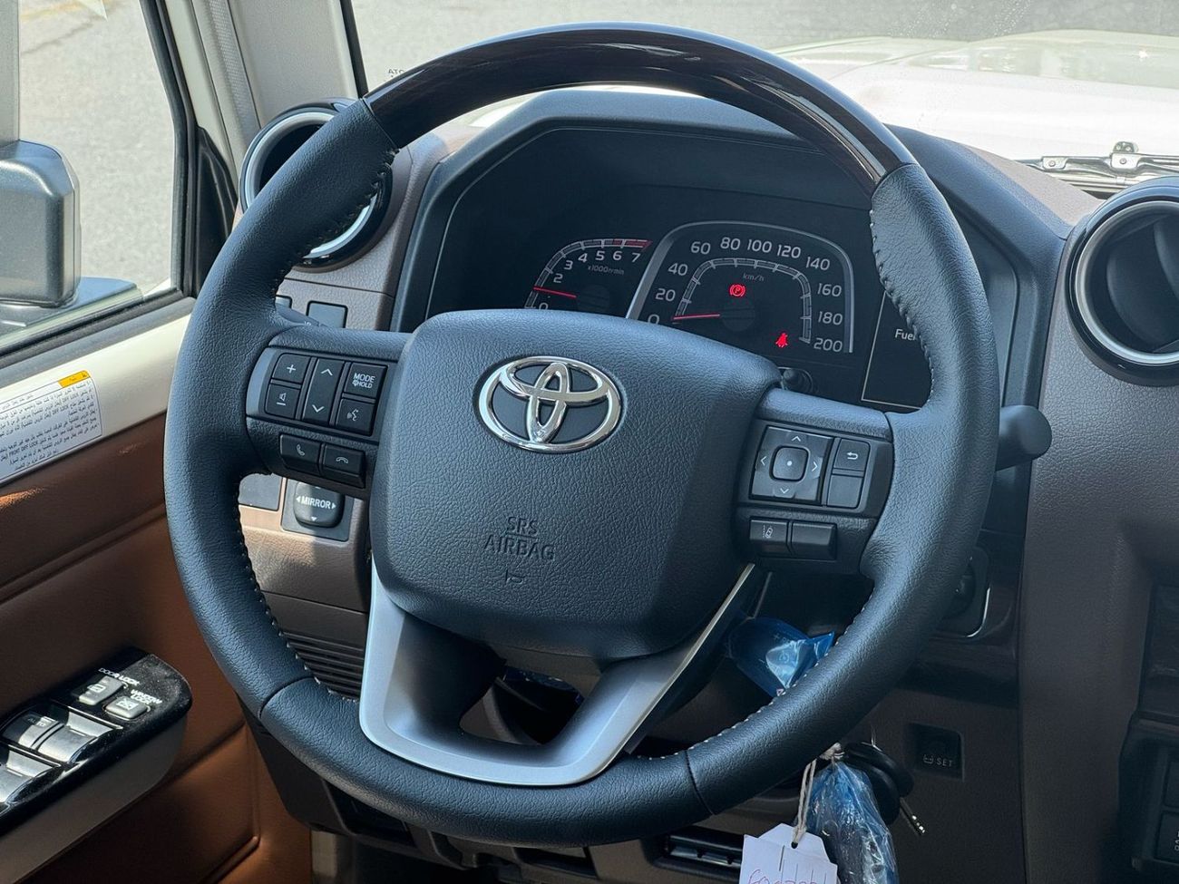 تويوتا لاند كروزر 70 2025 TOYOTA LAND CRUISER LC76 HARD TOP, 4L, PETROL, A/T, 4WD, WHITE/BEIGE