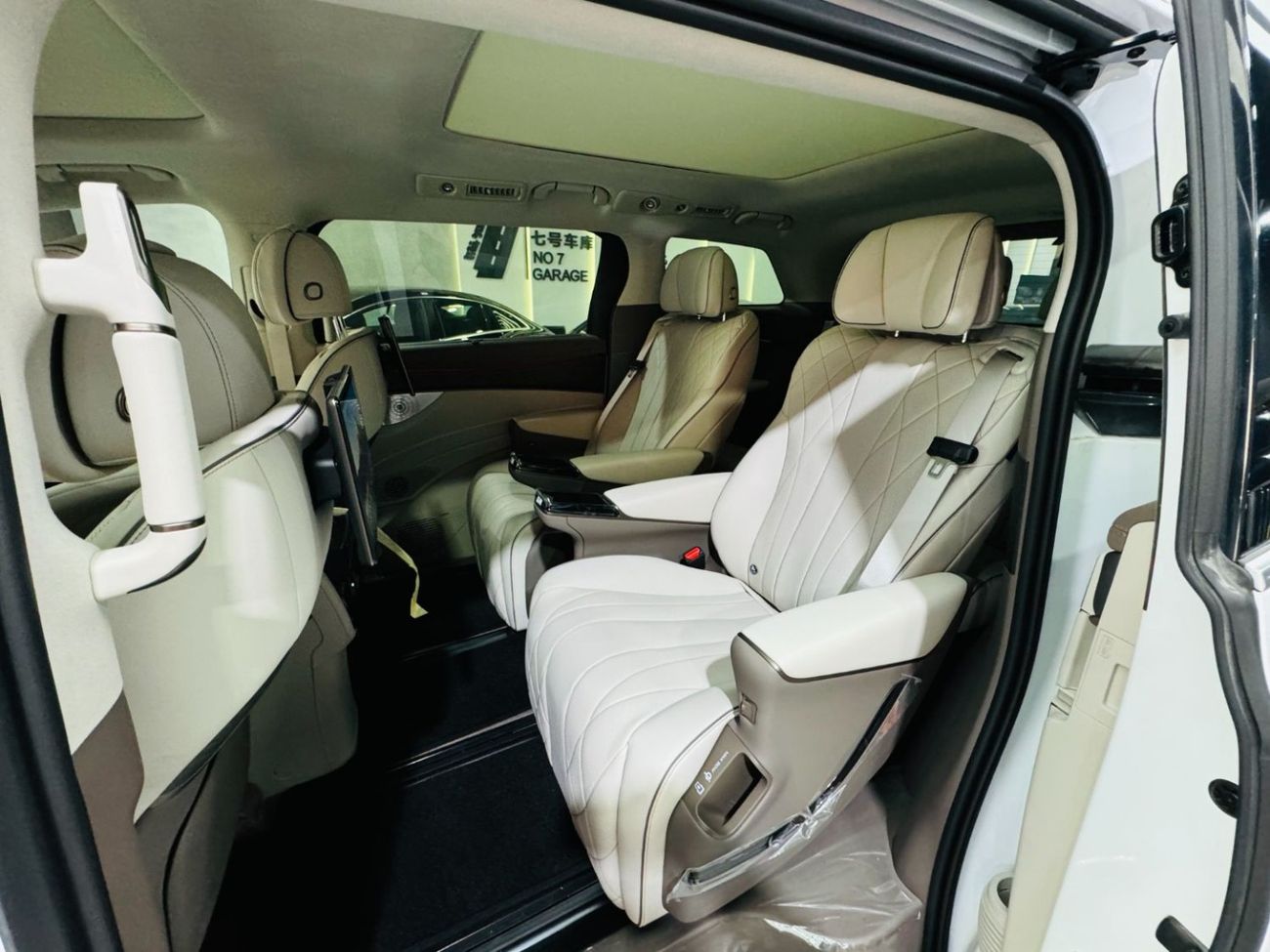 Denza D9 4WD Top Option