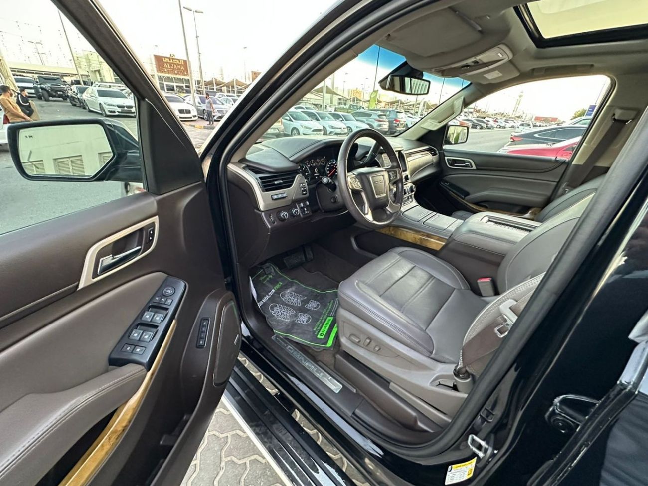 GMC Yukon XL Denali 6.2L (7 Seater) GMC YUKON DENALI XL GCC 2017 ORGINAL PAINT // PERFECT CONDITION