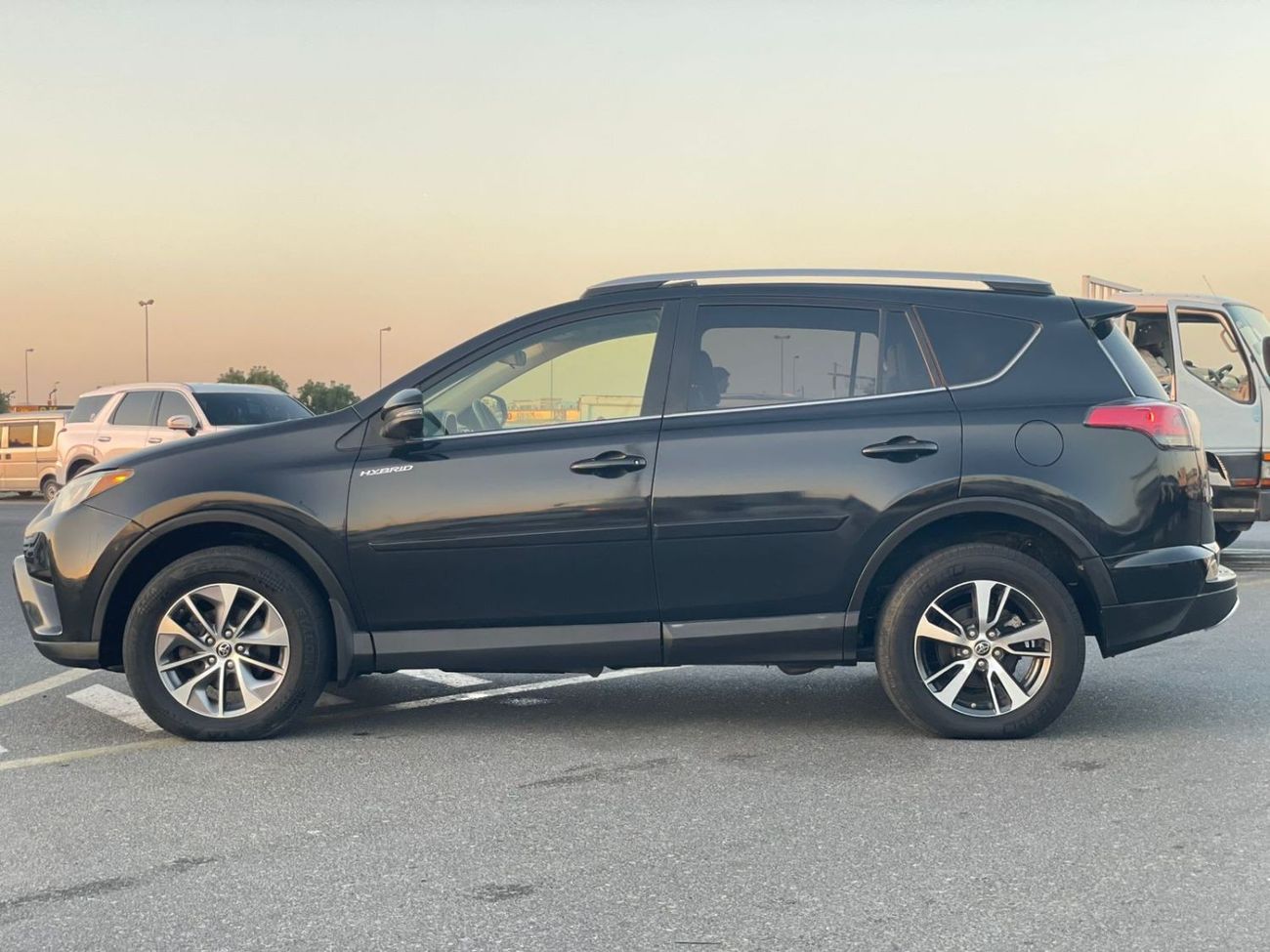 Toyota RAV4 2018 Toyota Rav4 XLE 4x4 Full Option Push Start - Sunroof - Hybrid Fuel - 40,000 Mileage