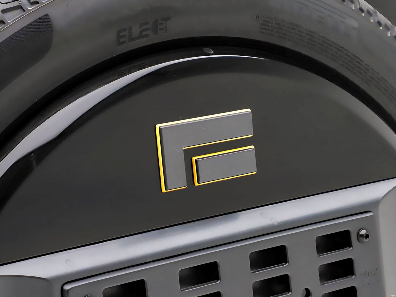 ROX Adamas ROX Adamas vip 6 seats (EREV)  A/T 4*4 SUV  black color 2026 model