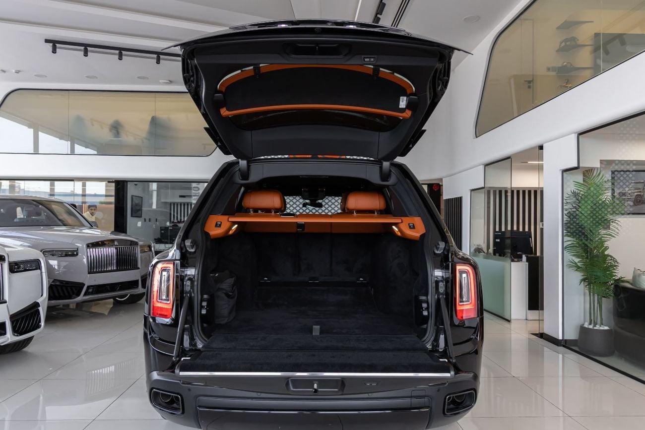 رولز رويس كولينان Rolls-Royce Cullinan | Black Badge | GCC Specs | Dealer Warranty & Service Contract (AGMC) | 2022