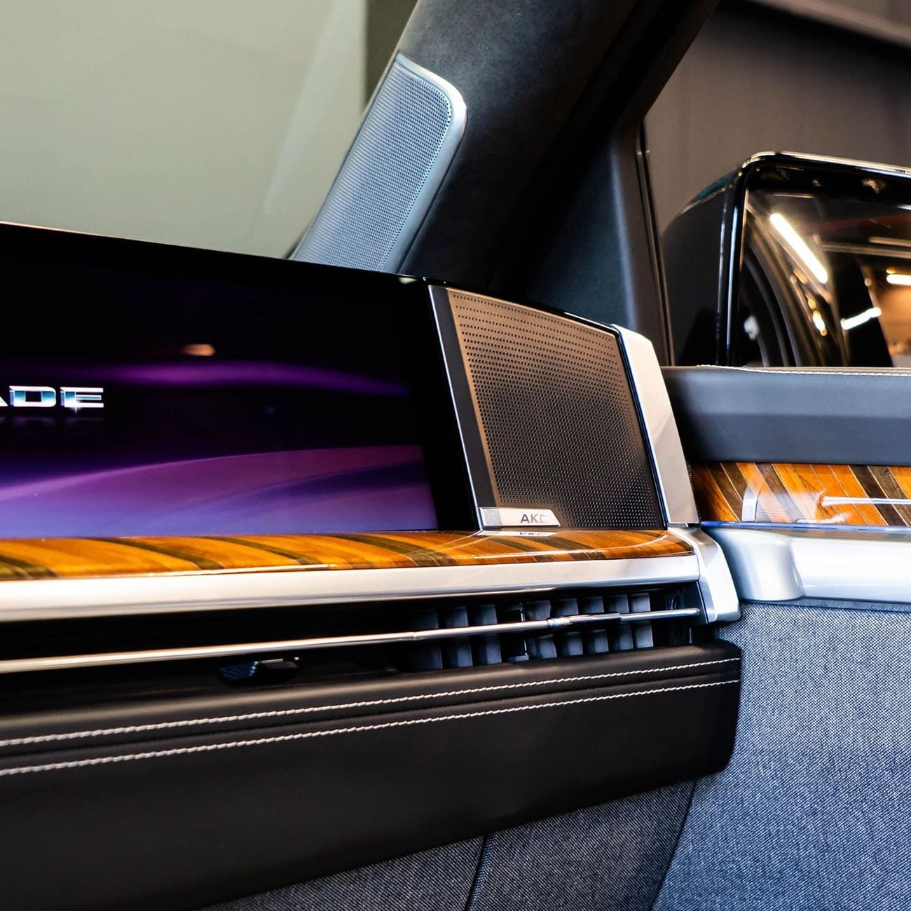 Cadillac Escalade AED 8,432 P.M • 0% Downpayment • Cadillac Escalade Sport Platinum • Agency Warranty