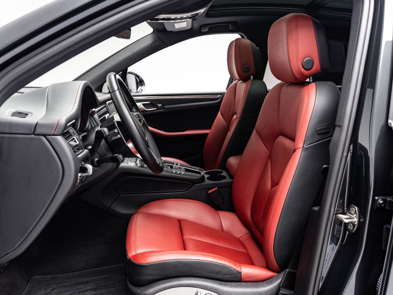 Porsche Macan Std 2.0L (252 HP) 2021 Porsche Macan, 1 Year Blackline Warranty, Full Service History, Low KMs, GCC