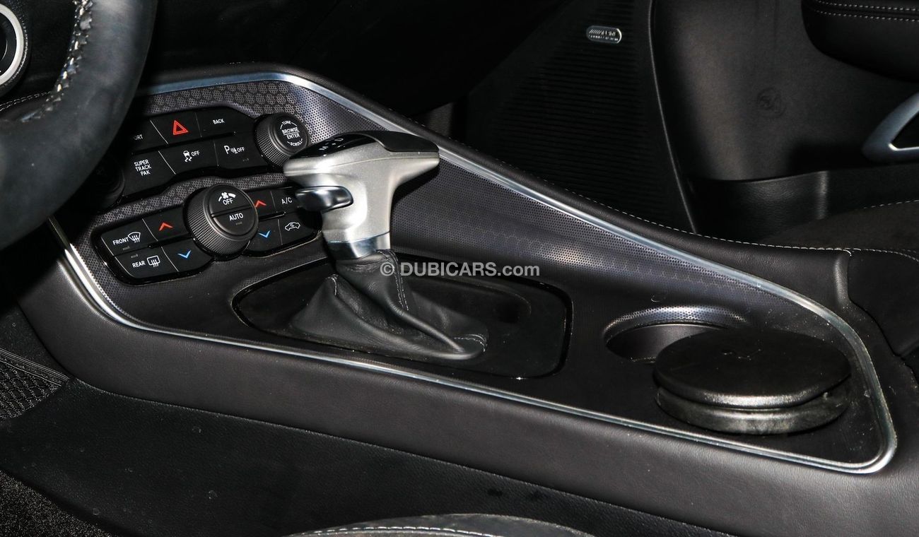 Dodge Challenger 6.4 L HEMI