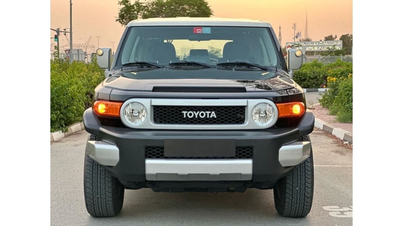 Toyota FJ Cruiser Toyota FJ cruiser 2023 KM 15000 GCC SPECS NO ACCIDENT OR PAINT WARRANTY + SERVICE FROM AGENCY