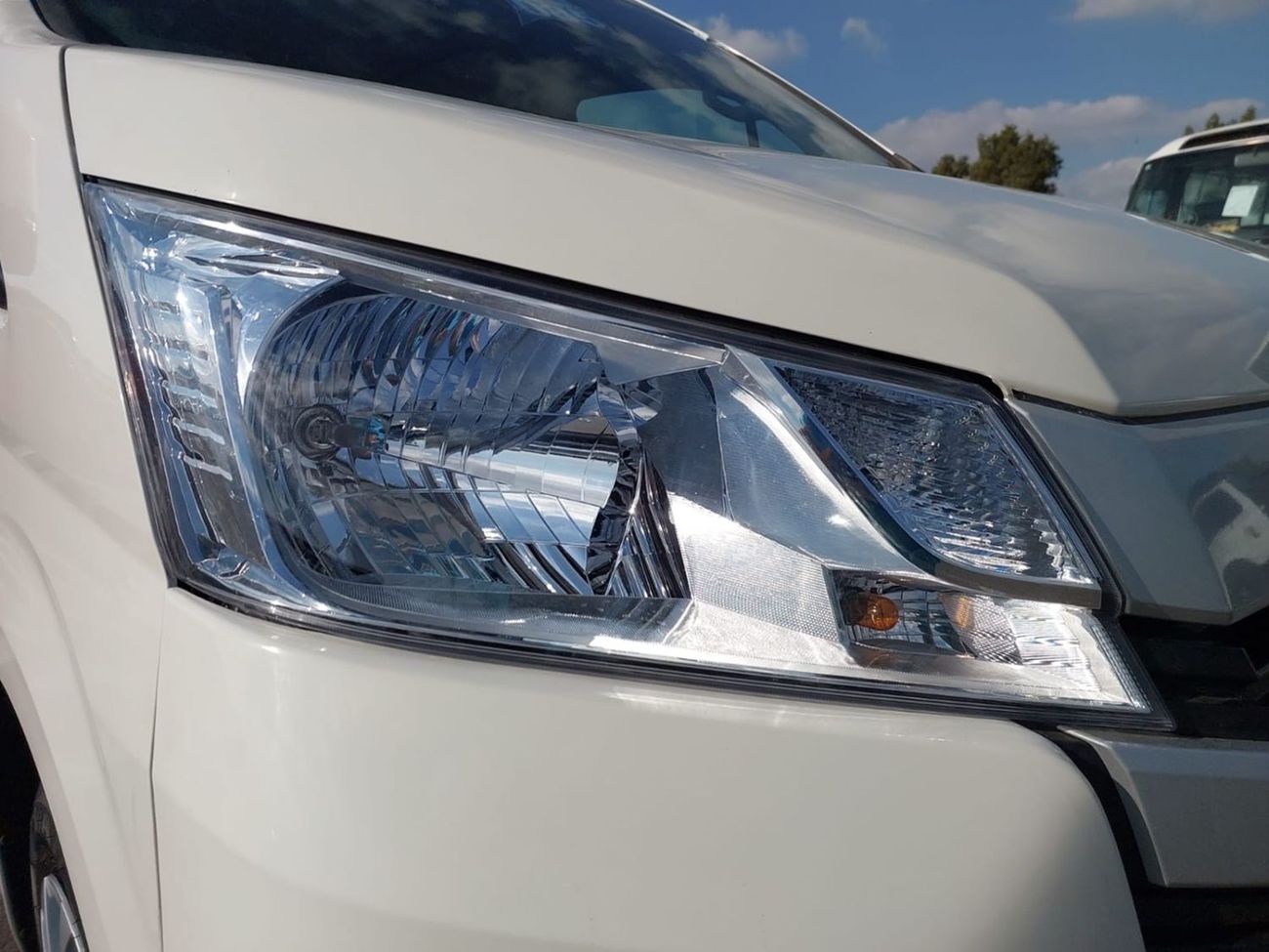 Toyota Hiace TOYOTA HIACE COMMUTER VAN RHD 2020 MODEL 2.8 L DIESEL AUTOMATIC(PM14152)