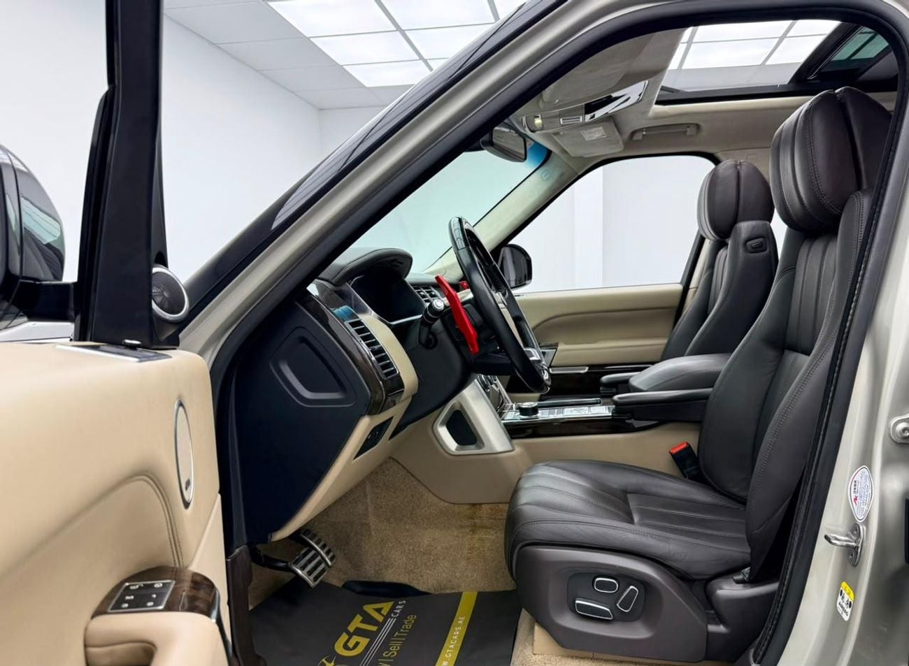 Land Rover Range Rover VOGUE 2013 Range Rover Vogue Lumma CLR Original, Just Been Serviced, Excellent Condition, GCC
