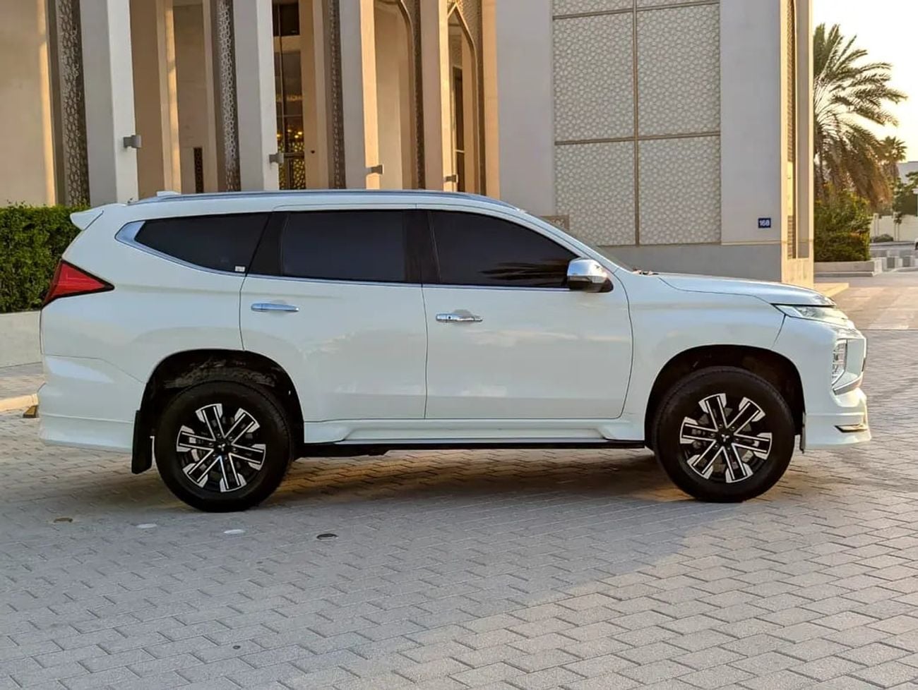 ميتسوبيشي مونتيرو سبورت GLS 4WD Top Line - GCC Specs - Like New!