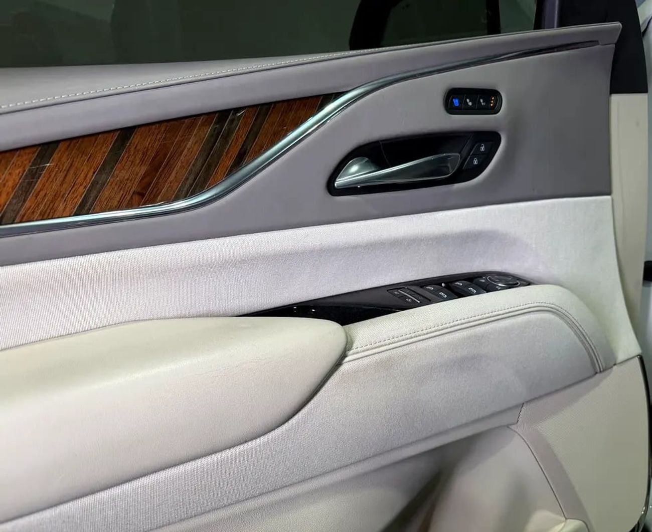 Cadillac Escalade PREMIUM LUXURY PLATINUM PREMIUM LUXURY GCC FHS LOW