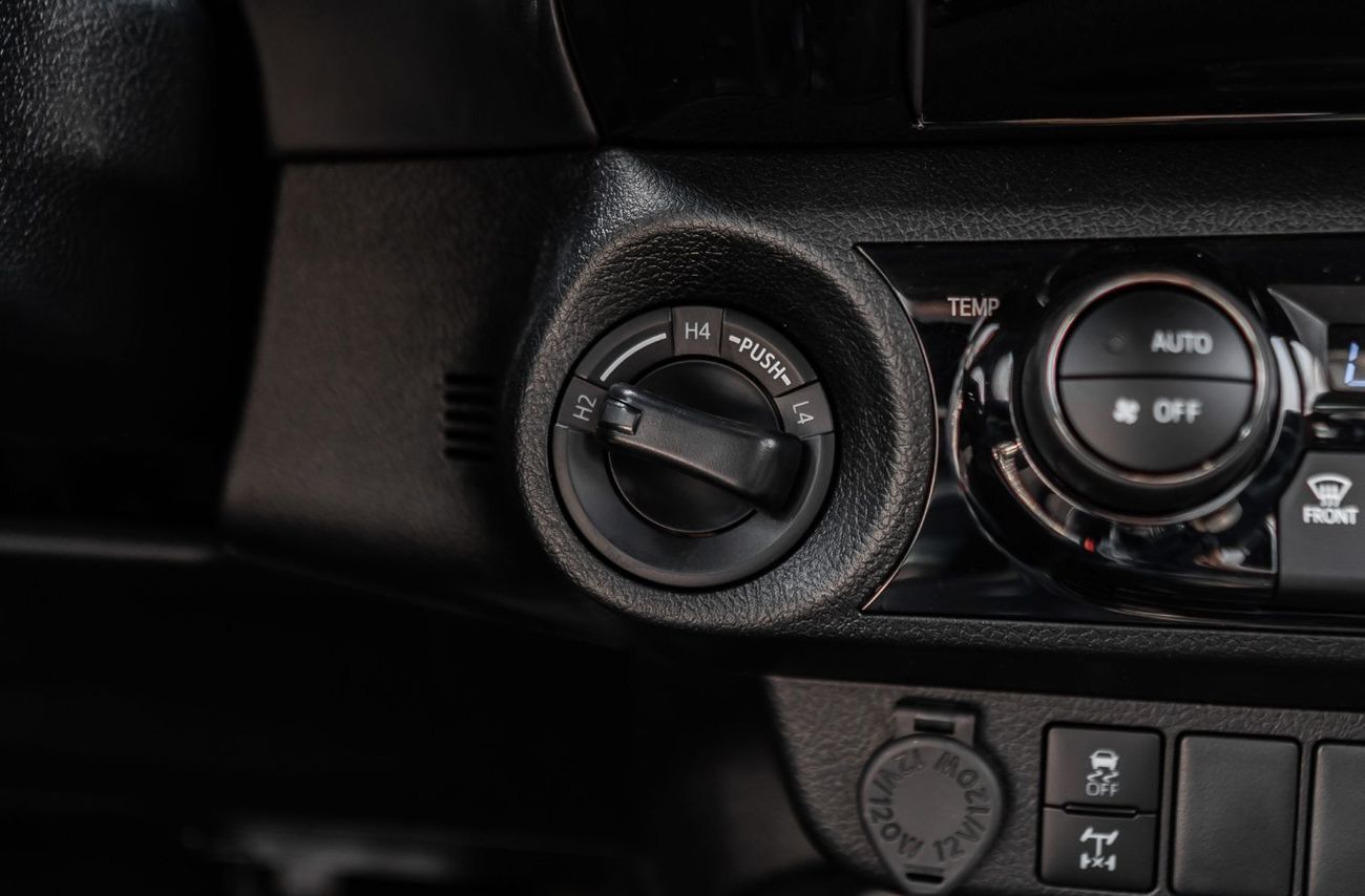 تويوتا هيلوكس 2025 Toyota Hilux GR-Sport 4.0L AT Petrol (Black)