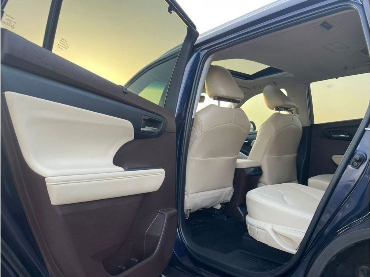 تويوتا هايلاندر 2022 Toyota Highlander XLE Full Option Inside Special Beige With Radar /