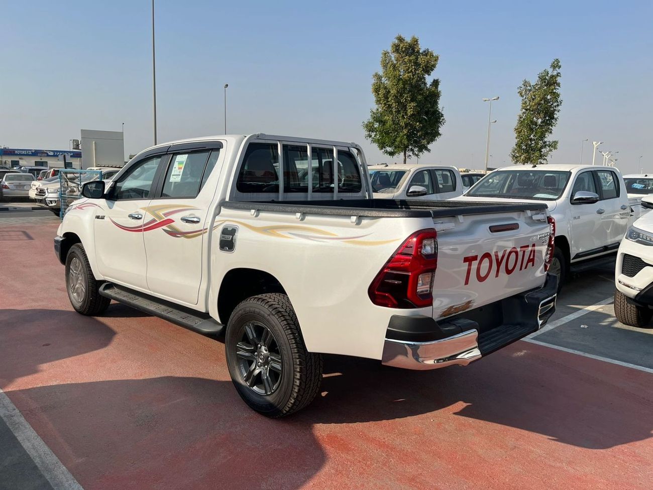 تويوتا هيلوكس TOYOTA HILUX 2.7 AT FULL OPTION WITH PUSH START WHITE YEMEN SPEC 2025