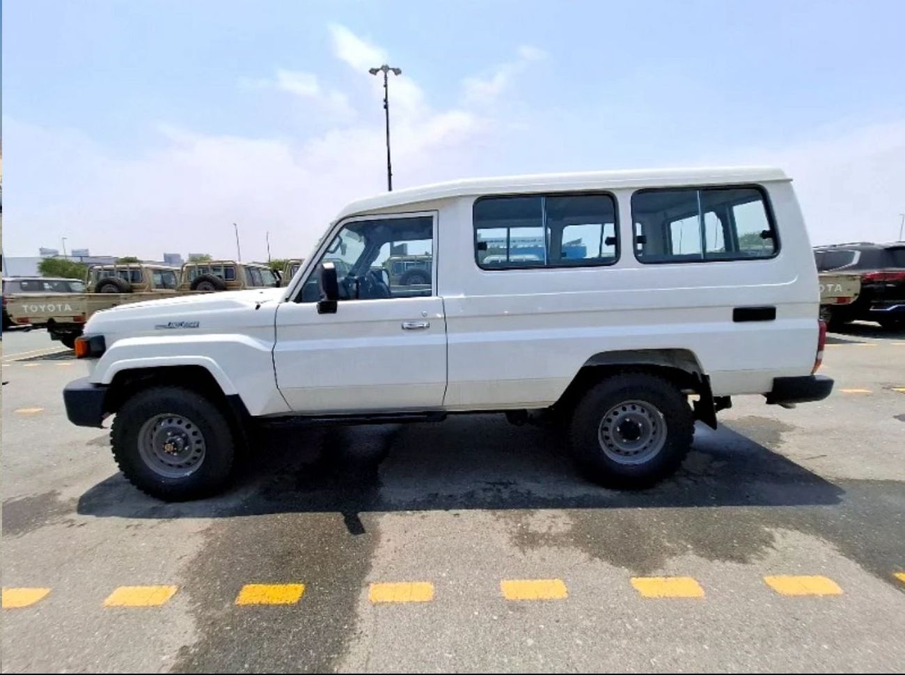 تويوتا لاند كروزر 70 RHD TOYOTA LAND CRUISER LC78 4.2L DIESEL MT MY2025 - WHITE