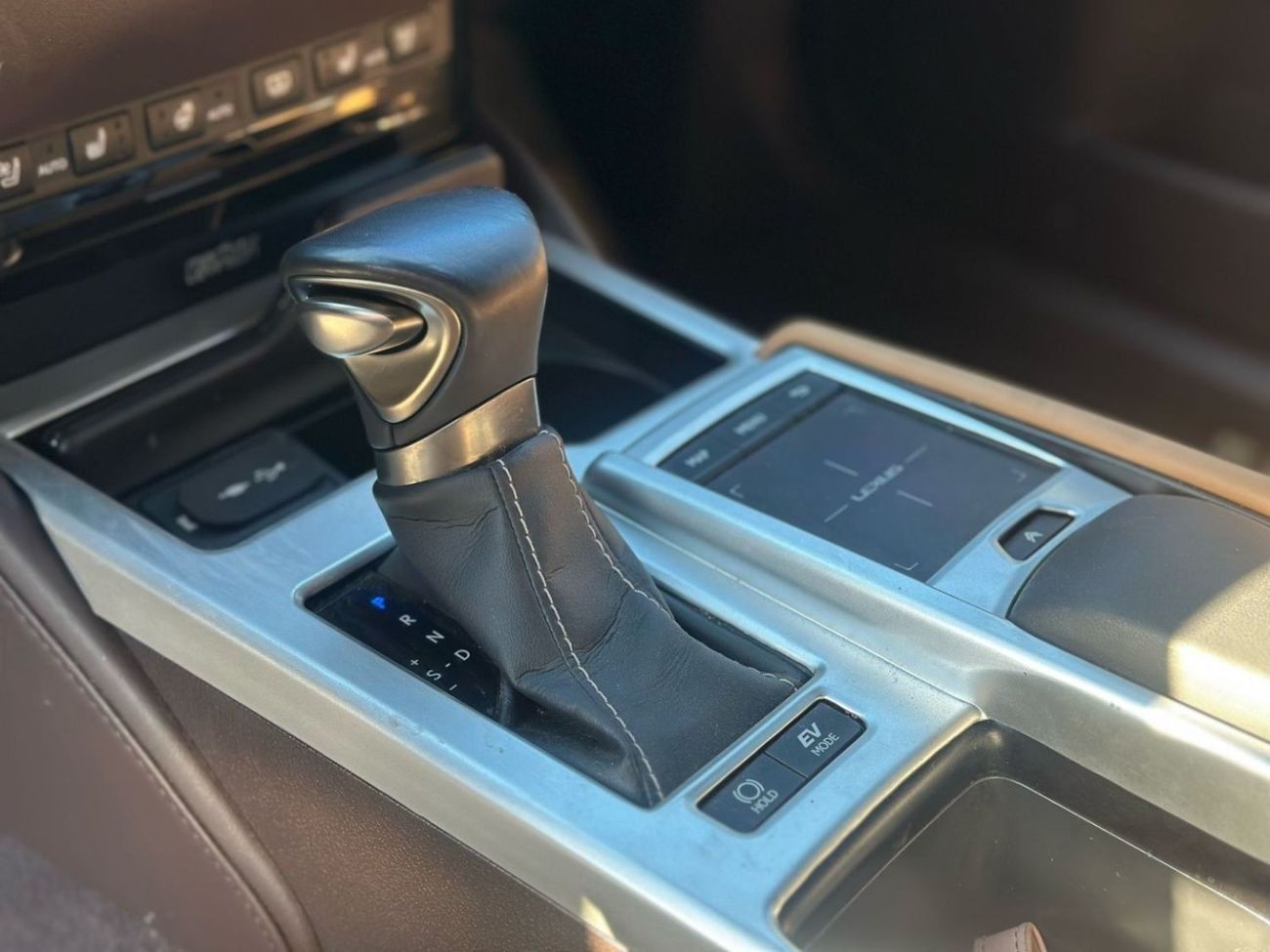 Lexus ES300h Hybrid 2.5L (214 HP)