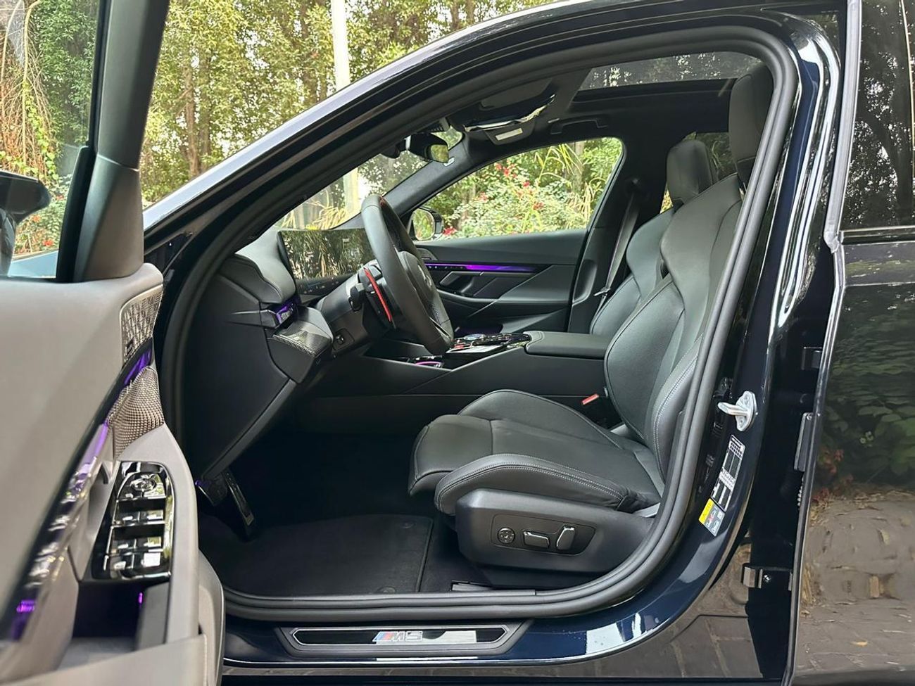 بي أم دبليو M5 2025 BMW M5 | 4.4L V8 Twin-Turbo | 717 HP | Plug-in Hybrid | Dark Navy Blue | 13000 KM | Like New