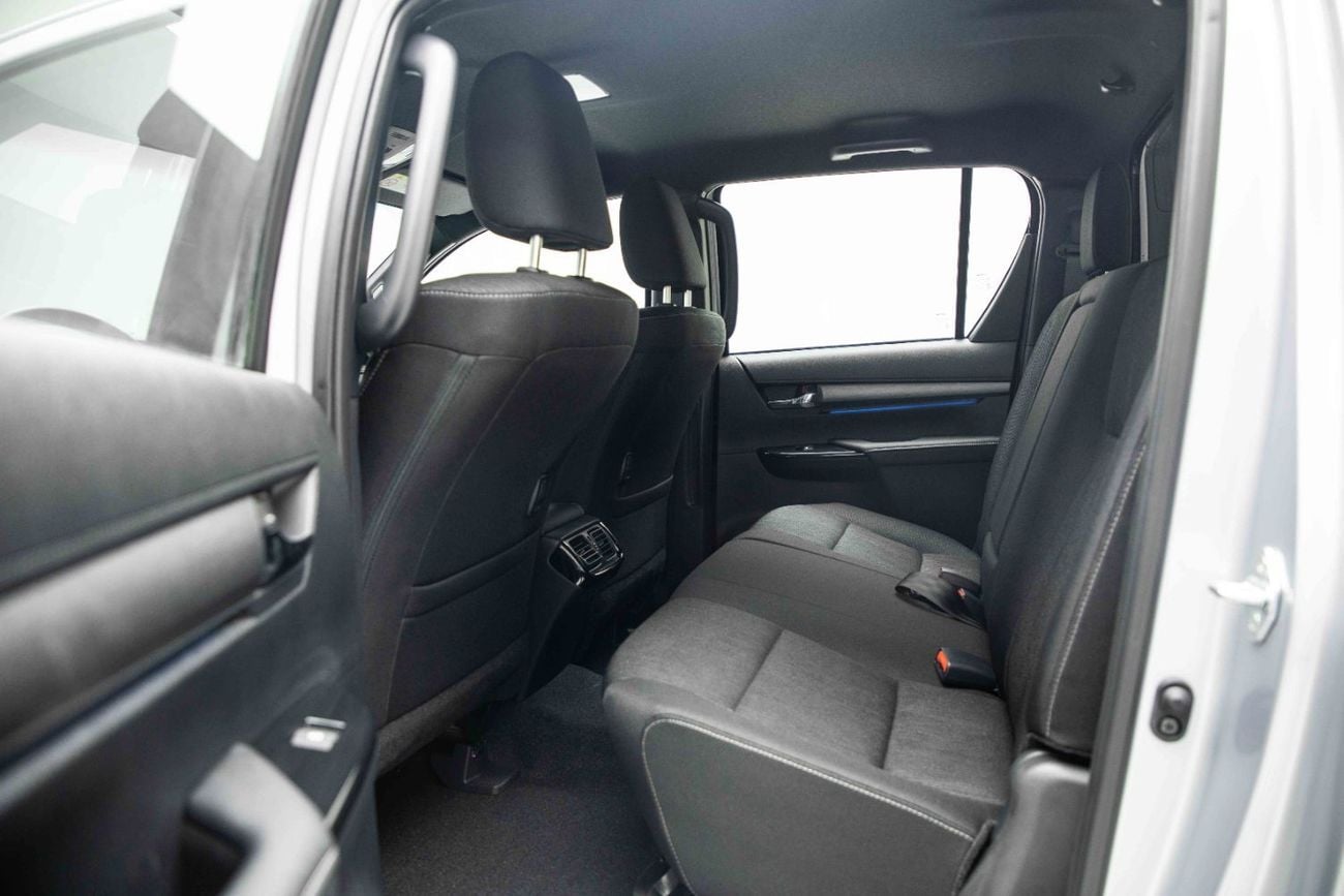تويوتا هيلوكس Adventure 4.0 - Silver Metallic Inside MLM Black | Export Only