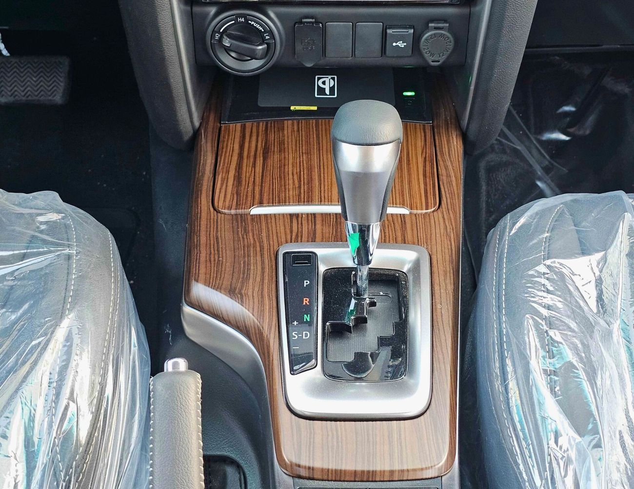 Toyota Fortuner FULL OPTION | 2.7L V4 PETROL | PUSH START | AUTO A/C | DVD + CAMERA | 4X4  (CODE # 69088)